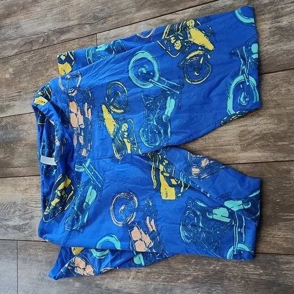 Pineapples, motorcycles, houndstooth, lilies , wolves, and moon & stars leggings - Picture 7 of 8